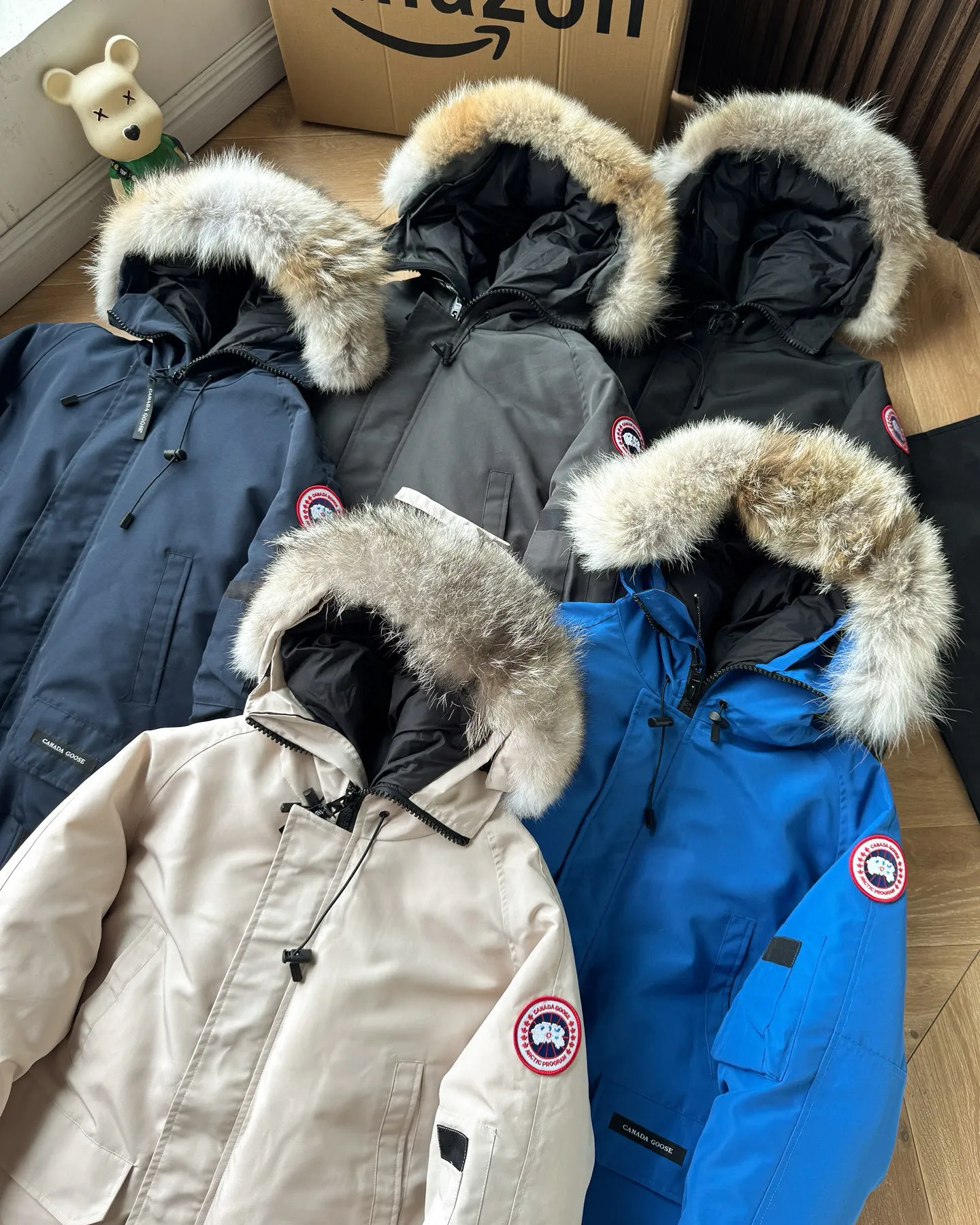 P720 🆕Top version! Comes with a tote bag! Chip version💰𝑪𝒂𝒏𝒂𝒅𝒂 𝑮𝒐𝒐𝒔𝒆/Canada Goose Chilliwack Goose 01 bomber jacket down! The top original replica version refers to the highest version in China currently (there is no one) ⚠️Note: There is no foundry in China! ! ! Saying it is original order, ZP goods, pure original goods, etc. is just a gimmick by some peers. Do not be deceived!  ⚠️Note: The latest version of this year’s authentic product has a strap (the latest version can be bought at the newly opened Galeries Lafayette Canada Goose counter in Beijing) ⚠️Note: (The authentic product does not have blue wash marks this year) Version comparison introduction 1⃣️Top replica: Made of 18-count polyester-cotton blended fabric imported from South Korea (authentic synchronized fabric), national standard 90 white duck down, western Canadian coyote hair 2⃣️Mid-range version: Made of domestically produced 21-count polyester-cotton fabric, 50% standard white duck down, Eastern Canada coyote hair, top original goose analysis Analysis 1 (wolf hair): All customers are guaranteed to receive a fur collar that is grayer than the original color. Each wolf hair is 55cm long and 14cm wide, all made from wild first-grade gray wolf skins in western Canada! Analysis 2 (Trademark): We use dyed embroidery thread to truly achieve 100% reproduction of the trademark, ensuring that the embroidery thread is exactly the same as ZP, with zero color difference and 100% reproduction of the map letters! (We can guarantee that no one in our industry is more attentive and professional than us!) Analysis 3 (fabric): As we all know, the Canada Goose ZP fabric in previous years was a 21-count polyester-cotton washed, calendered and brushed fabric that was relatively hard. Last year and this year, dozens of authentic products purchased were all made of 18-count pure cotton fabrics, and we finally decided to use 18-count polyester cotton! (ZP synchronized fabric) Analysis 4 (Accessories): Domestic exclusive version of Velcro, one to one Y-shaped double hook original Velcro, YKK zipper, exclusive original workmanship of washed threaded down jacket!  Authentic products are not 100% perfect and flawless. Authentic products also have velvet hair loss, and most of the authentic wolf fur is mainly eastern yellow wolf fur. (Because our wolf skins are all auctioned at the same auction house as authentic products) There is an auction list to prove it.  At the same time, I will teach you a trick: buy an authentic product from Tmall, buy a piece of clothing from a merchant you trust at the same time, and come back to compare the details. ⚠️ Remember you get what you pay for! Don't be greedy for small gains, or you will suffer big losses! Color: Black Navy Beige Graphite Gray Royal Blue Size: XS S M L 54 120 84 79 140-160 XL 56 124 86 81 160-180 XXL 58 128 88 83 180-200